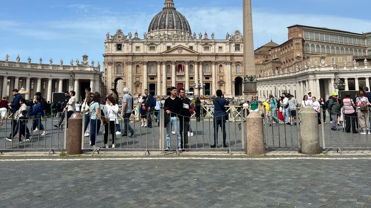 Así se ve El Vaticano tras el anuncio del fallecimiento del Papa Francisco.