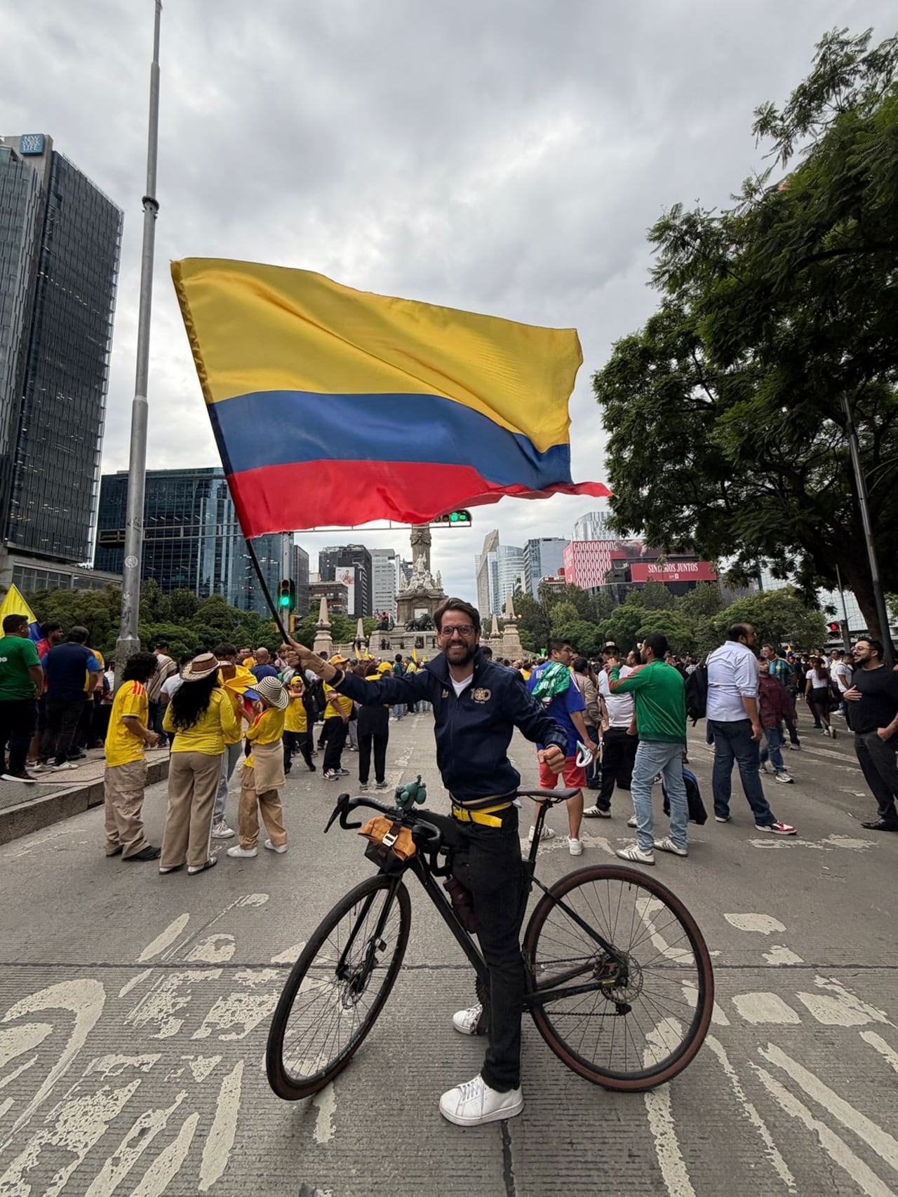 Andrés Gualteros al momento de llegar al Ángel de la Independencia en Ciudad de México.