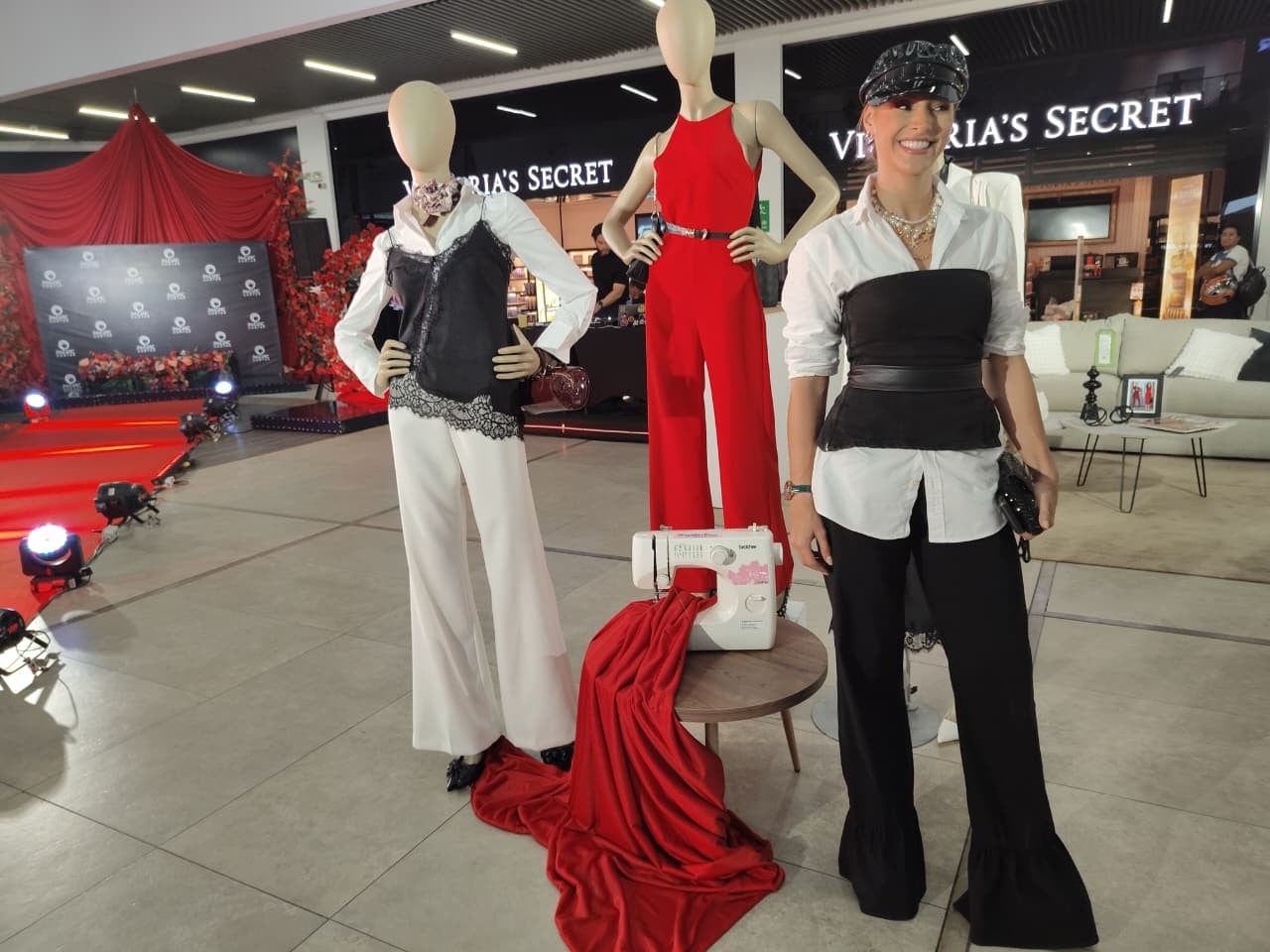 Fans de la película recrearon estilos de Miranda Priestly y Andrea Sachs en la premiere.
