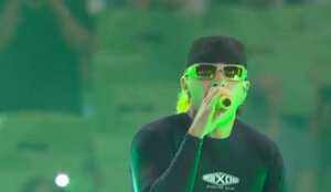 El cantante interpretó Luna.