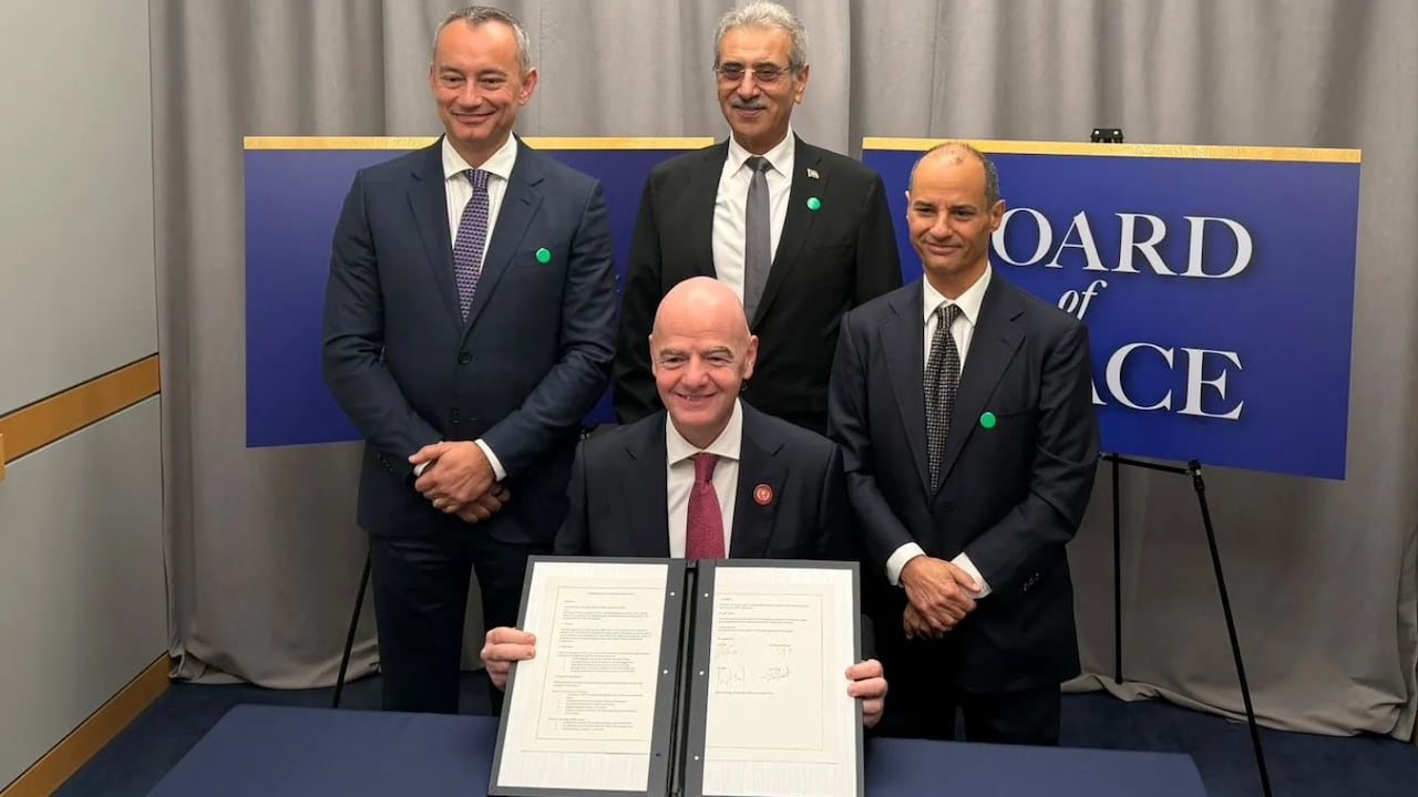 La FIFA, la cual preside Gianni Infantino (centro parte inferior) contempla construir varios escenarios deportivos en Gaza.