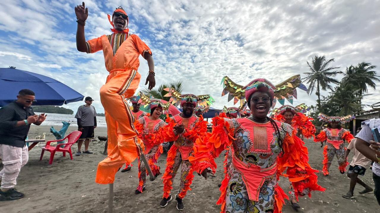 El festival culmina con un canto colectivo de amor y gratitud hacia las ballenas, símbolo de vida y esperanza para el Pacífico.