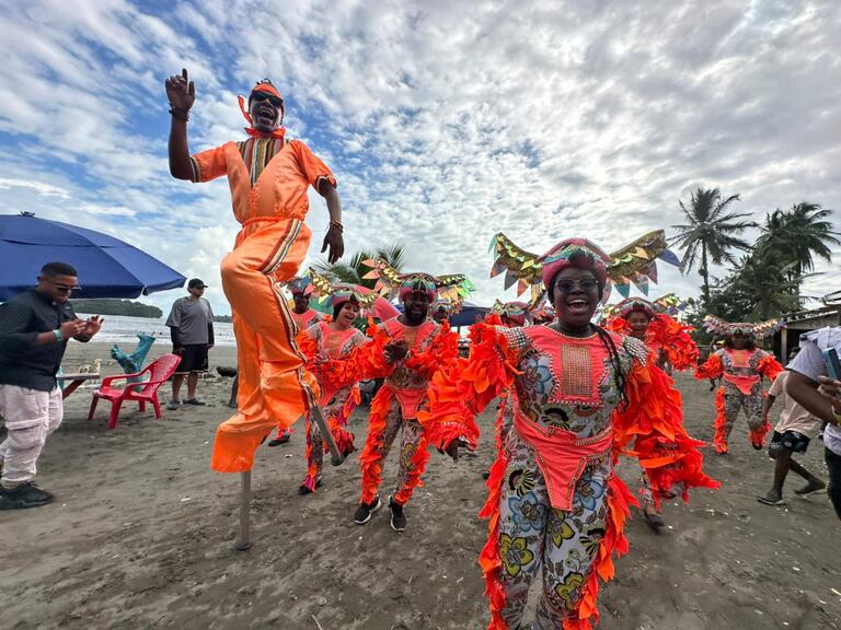 El festival culmina con un canto colectivo de amor y gratitud hacia las ballenas, símbolo de vida y esperanza para el Pacífico.