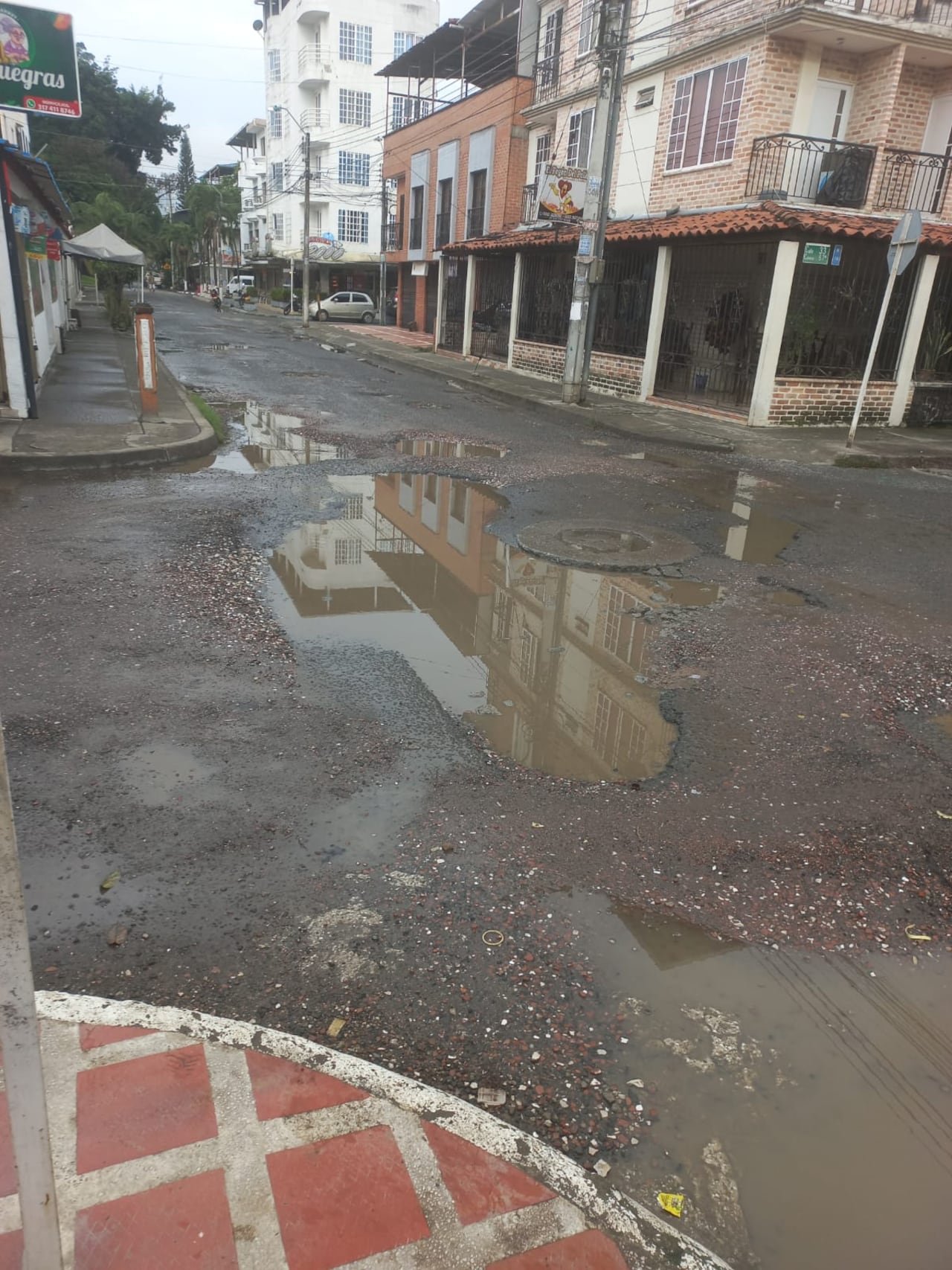Los huecos de gran tamaño en este tramo de la Calle 33 dificultan el tránsito de vehículos y motocicletas, especialmente durante las lluvias.