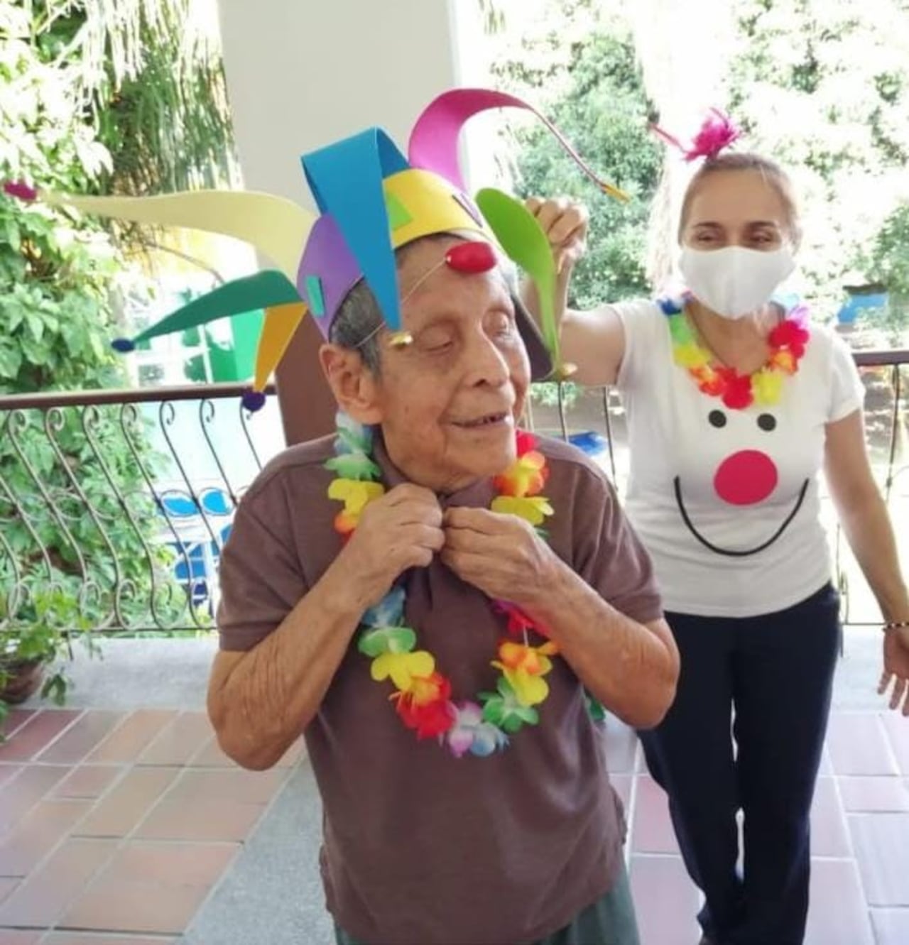 Polo Apolinar junto a Eucaris Marín, en una de las celebraciones del Instituto de Niños Ciegos y Sordos de Cali.