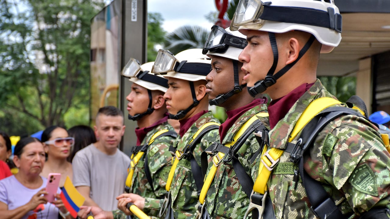 Este domingo 20 de julio, cientos de caleños llegaron hasta la tradicional Avenida Sexta, en el norte de Cali, para acompañar el desfile militar y policial con el que se conmemoraron los 215 años de la Independencia de Colombia, El desfile comenzó en la Plazoleta Jairo Varela y terminó en el CAI de Chipichape, en el norte de la ciudad y se convirtió en un acto lleno de civismo, orgullo patrio y reconocimiento a la labor de la Fuerza Pública. Fotos Raúl Palacios / El País.