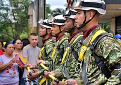Este domingo 20 de julio, cientos de caleños llegaron hasta la tradicional Avenida Sexta, en el norte de Cali, para acompañar el desfile militar y policial con el que se conmemoraron los 215 años de la Independencia de Colombia, El desfile comenzó en la Plazoleta Jairo Varela y terminó en el CAI de Chipichape, en el norte de la ciudad y se convirtió en un acto lleno de civismo, orgullo patrio y reconocimiento a la labor de la Fuerza Pública. Fotos Raúl Palacios / El País.