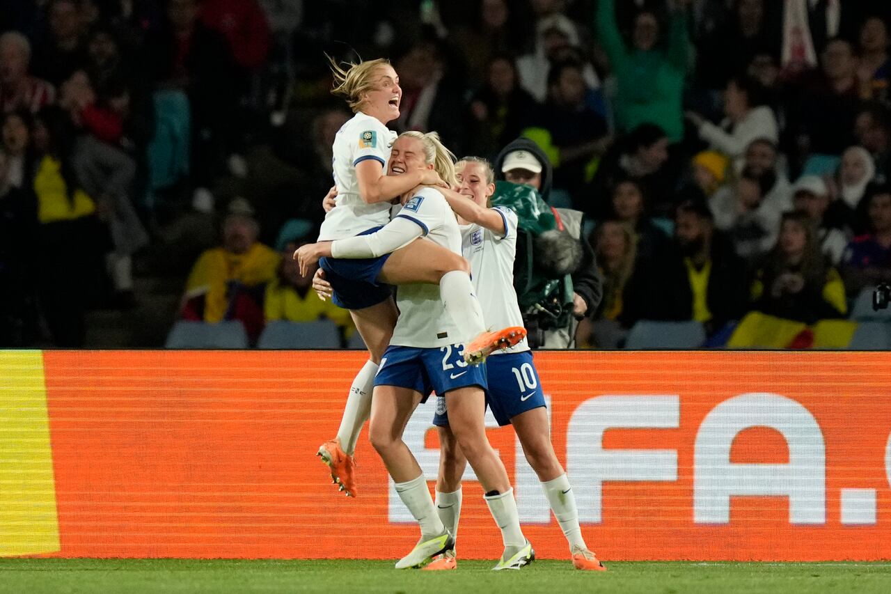 Alessia Russo de Inglaterra, centro, celebra después de anotar el segundo gol de su equipo durante el partido de fútbol de cuartos de final de la Copa Mundial Femenina entre Inglaterra y Colombia en el Estadio Australia en Sydney, Australia, el sábado 12 de agosto de 2023. (Foto AP/Rick Rycroft)