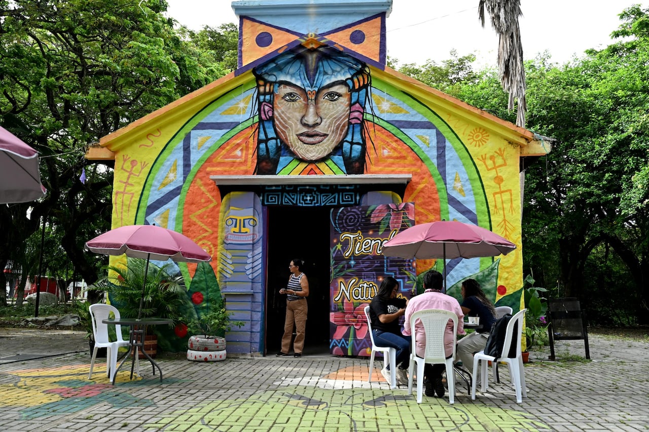 La tienda Tienda Nativa se muestra en Neiva, departamento de Huila, Colombia, el 8 de mayo de 2026. Colombia se dirige a unas elecciones presidenciales dividida sobre cómo afrontar un conflicto armado resurgente, y quienes apoyaron la paz están en la línea de fuego. (Foto de Pablo VERA / AFP)