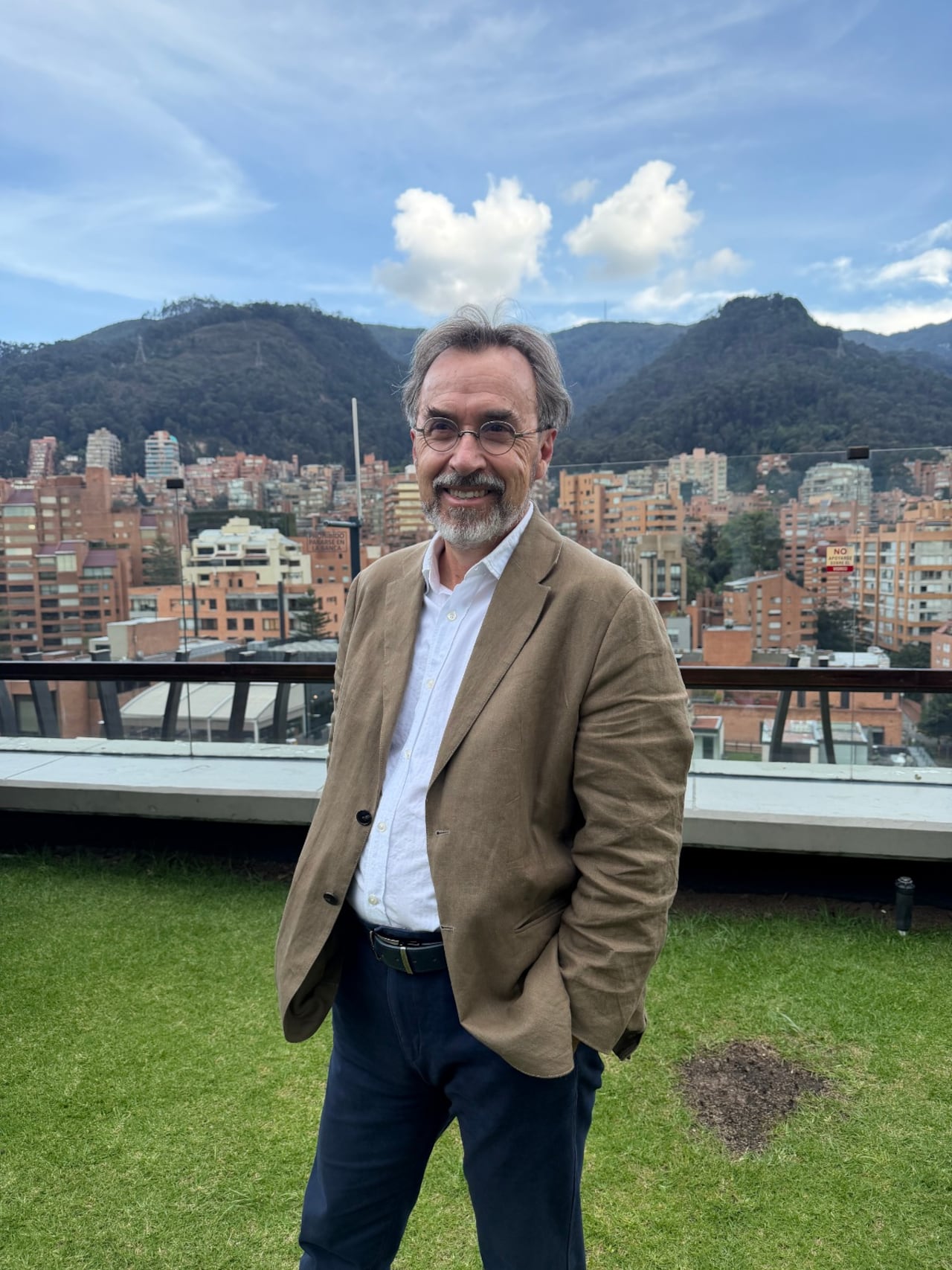 "Hay un número creciente de pensadores, entre ellos Harari, que piensan que líderes sin escrúpulos morales, acompañados de hordas digitales animadas por la rabia y el resentimiento, pueden hackear nuestro cerebro y llevarlo a pensar que lo falso es verdadero y lo malo es bueno”, dice Mauricio García Villegas.
