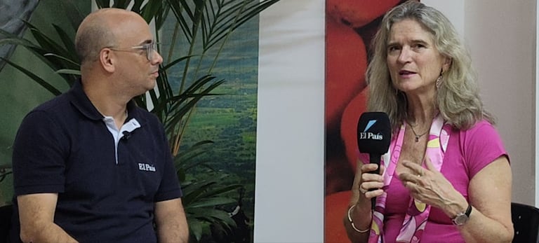 Ha trabajado en África, Asia y América Latina acompañando procesos de fortalecimiento empresarial y desarrollo sostenible, especialmente en sectores que requieren articulación entre empresa, territorio y cooperación internacional.
En el sector corporativo, ocupó cargos estratégicos en KLM Royal Dutch Airlines, participando en programas de innovación y desarrollo en el aeropuerto de Schiphol, uno de los principales hubs aéreos de Europa, pieza clave en la dinámica turística global.
Su trayectoria integra academia, sector corporativo y cooperación internacional, aportando una mirada estructural sobre cómo los destinos pueden fortalecer su competitidad, gobernanza y sostenibilidad, consolidando el turismo como un motor real de desarrollo económico y territorial.