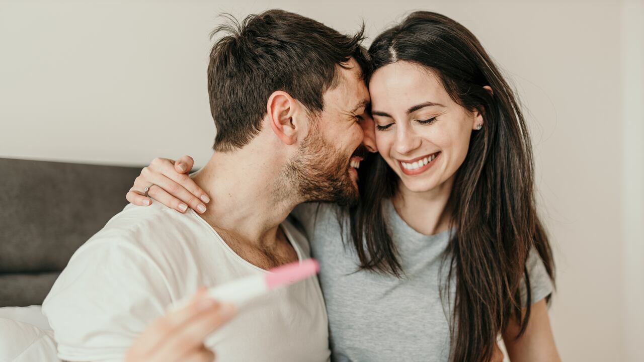 La observación cuidadosa de los cambios en la temperatura basal del cuerpo y la textura del moco cervical puede ofrecer pistas cruciales sobre la ventana de fertilidad de una mujer.