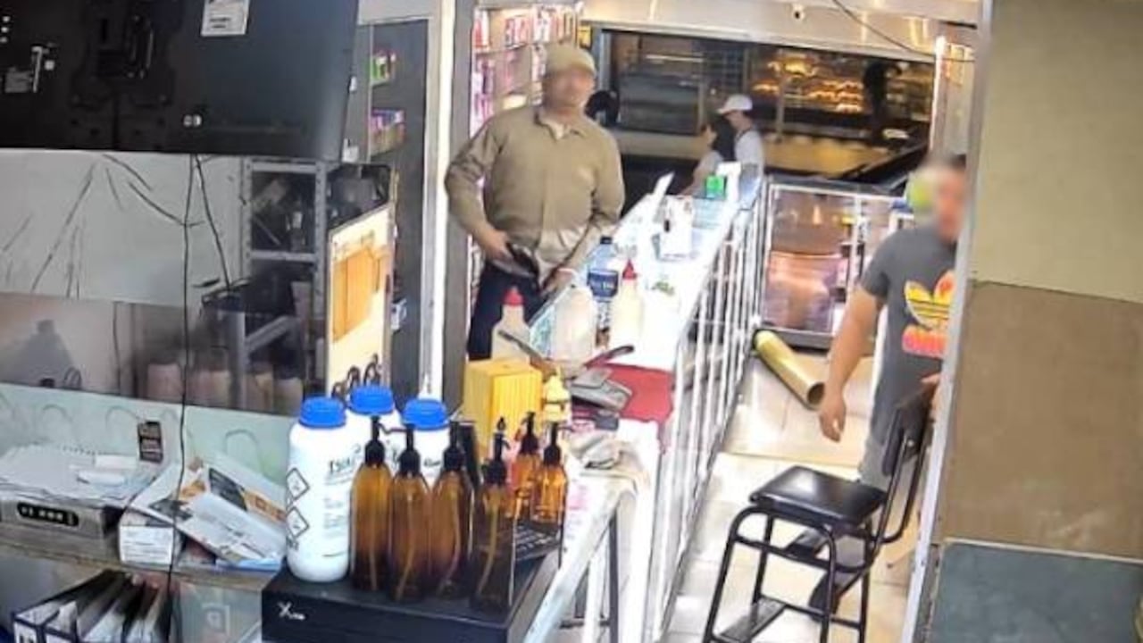 Cámaras de seguridad captaron el momento exacto en que un delincuente armado intimida al comerciante en un local de Chiminangos II.