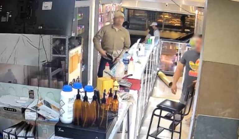 Cámaras de seguridad captaron el momento exacto en que un delincuente armado intimida al comerciante en un local de Chiminangos II.