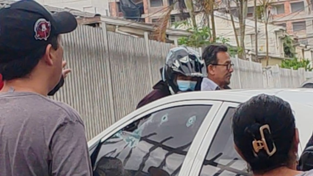 En este vehículo se movilizaban las víctimas al momento del ataque, este último terminó montado sobre un andén.