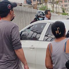 En este vehículo se movilizaban las víctimas al momento del ataque, este último terminó montado sobre un andén.