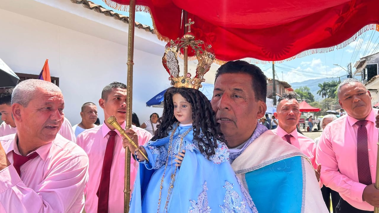 Con cientos y cientos de visitantes de varias regiones del país, se viven las fiestas Patronales de la Niña María de Caloto, las cuales durante muchos años han tenido el 8 de septiembre una fecha especial. Varios sacerdotes de otras poblaciones, alcaldes, diputados, líderes sociales, personas con discapacidad y muchos peregrinos hacen parte de los que llegan a acompañar a los caloteños en esta fecha tan especial.