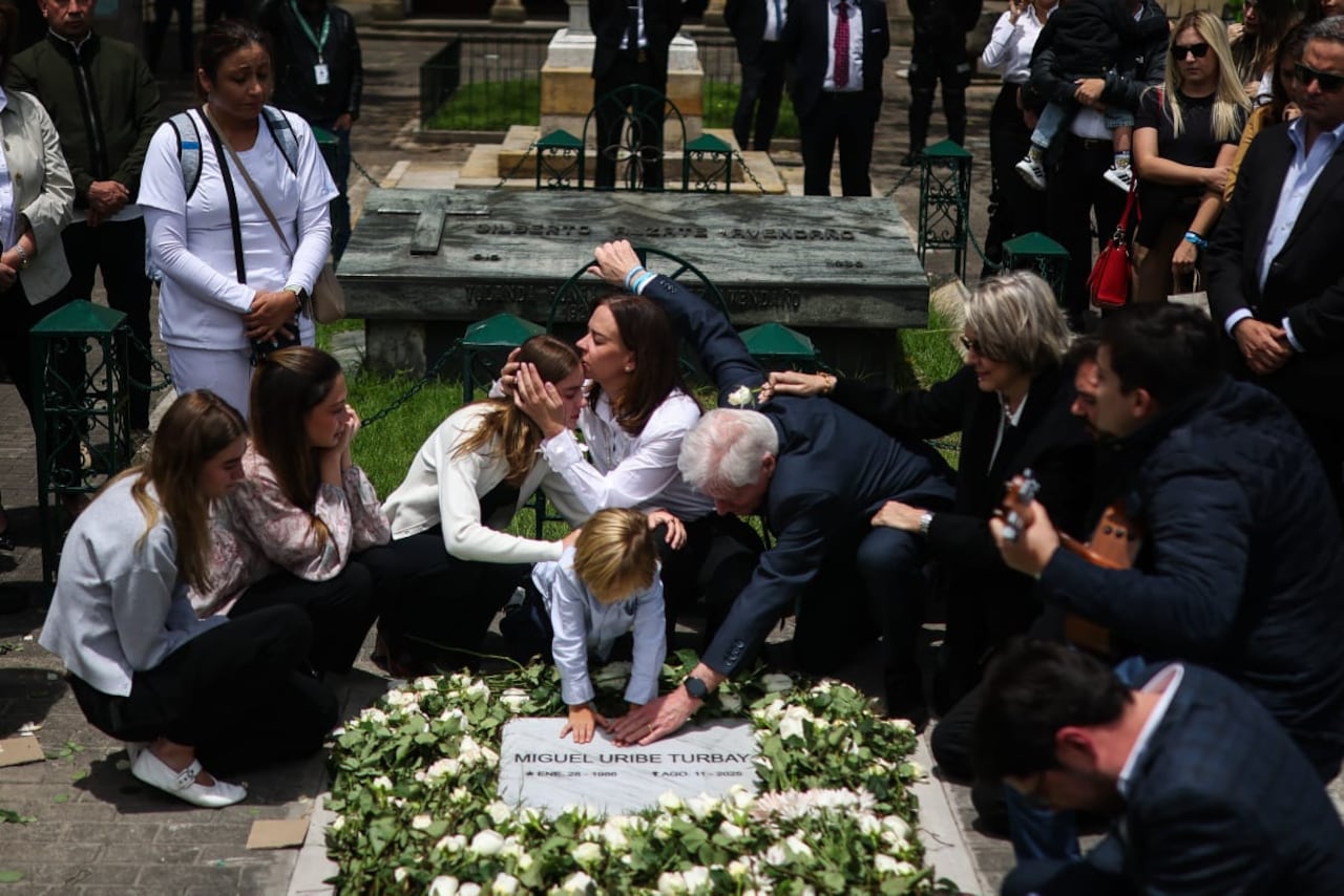 María Claudia Tarazona y su familia, visitan la tumba de Miguel Uribe Turbay en el Cementerio Central.