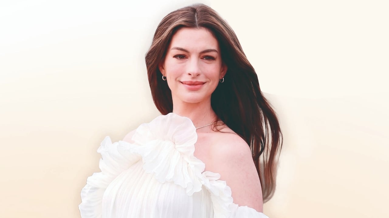 "Ser madre es un momento de inmensa felicidad, pero detrás hay mucho más. Para algunas mujeres, la barriga es solo una parte de la historia”, sostuvo Anne Hathaway.