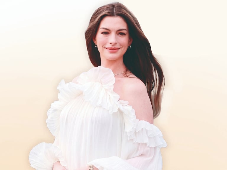 "Ser madre es un momento de inmensa felicidad, pero detrás hay mucho más. Para algunas mujeres, la barriga es solo una parte de la historia”, sostuvo Anne Hathaway.