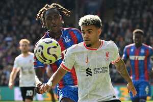 El delantero colombiano del Liverpool, Luis Díaz, compite con el defensor inglés nacido en Sierra Leona, Trevoh Chalobah, del Crystal Palace, durante el partido de la Premier League. (Foto Glyn KIRK / AFP)