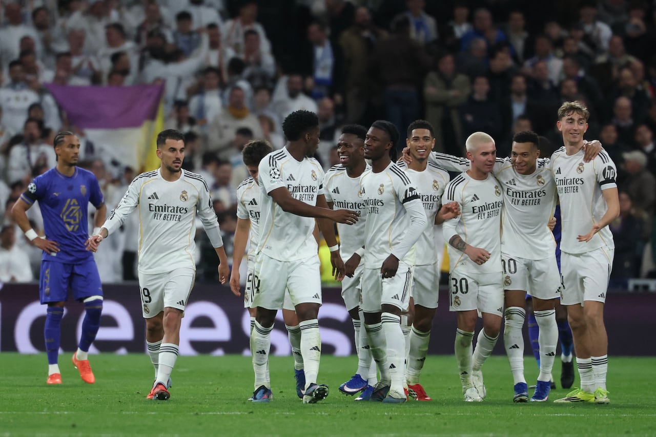 El delantero brasileño #07 del Real Madrid, Vinicius Junior (C), celebra con sus compañeros tras marcar el quinto gol de su equipo durante el partido de la jornada 7 de la fase de liga de la UEFA Champions League entre el Real Madrid CF y el AS Monaco en el Estadio Santiago Bernabéu de Madrid el 20 de enero de 2026. (Foto de Pierre-Philippe MARCOU / AFP)