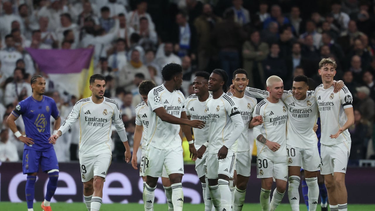 El delantero brasileño #07 del Real Madrid, Vinicius Junior (C), celebra con sus compañeros tras marcar el quinto gol de su equipo durante el partido de la jornada 7 de la fase de liga de la UEFA Champions League entre el Real Madrid CF y el AS Monaco en el Estadio Santiago Bernabéu de Madrid el 20 de enero de 2026. (Foto de Pierre-Philippe MARCOU / AFP)