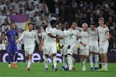 El delantero brasileño #07 del Real Madrid, Vinicius Junior (C), celebra con sus compañeros tras marcar el quinto gol de su equipo durante el partido de la jornada 7 de la fase de liga de la UEFA Champions League entre el Real Madrid CF y el AS Monaco en el Estadio Santiago Bernabéu de Madrid el 20 de enero de 2026. (Foto de Pierre-Philippe MARCOU / AFP)