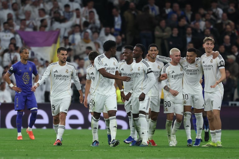 El delantero brasileño #07 del Real Madrid, Vinicius Junior (C), celebra con sus compañeros tras marcar el quinto gol de su equipo durante el partido de la jornada 7 de la fase de liga de la UEFA Champions League entre el Real Madrid CF y el AS Monaco en el Estadio Santiago Bernabéu de Madrid el 20 de enero de 2026. (Foto de Pierre-Philippe MARCOU / AFP)
