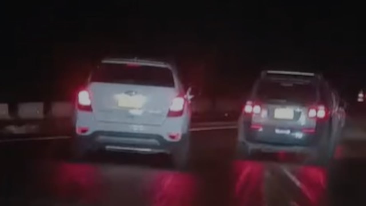 Conductores vivieron momentos de pánico durante el asalto registrado en la vía Popayán–Cali, a la altura de Cajibío, esta persona carga a una niña mientras que una mujer pide que se la regrese.