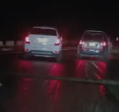 Conductores vivieron momentos de pánico durante el asalto registrado en la vía Popayán–Cali, a la altura de Cajibío, esta persona carga a una niña mientras que una mujer pide que se la regrese.