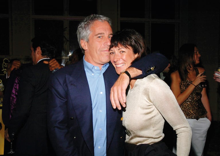 Jeffrey Epstein y Ghislaine Maxwell durante un concierto en Nueva York en 2005. Ella primero fue su novia, luego pasó a ser quien le buscaba las niñas para sus abusos y hoy paga 20 años de cárcel por eso.