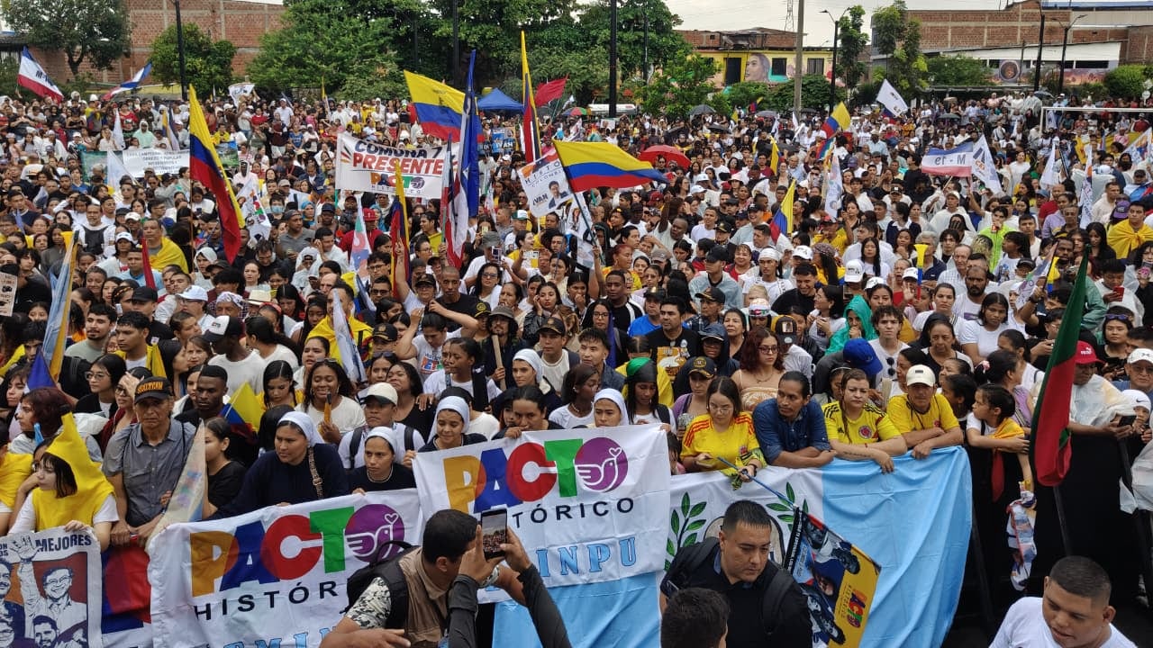 Ciudadanos esperan a Iván Cepeda en el Bulevar del Oriente de Cali este sábado 6 de junio de 2026.