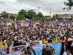 Ciudadanos esperan a Iván Cepeda en el Bulevar del Oriente de Cali este sábado 6 de junio de 2026.