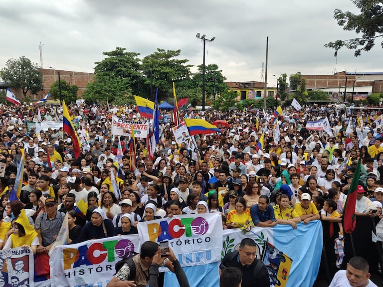 Ciudadanos esperan a Iván Cepeda en el Bulevar del Oriente de Cali este sábado 6 de junio de 2026.