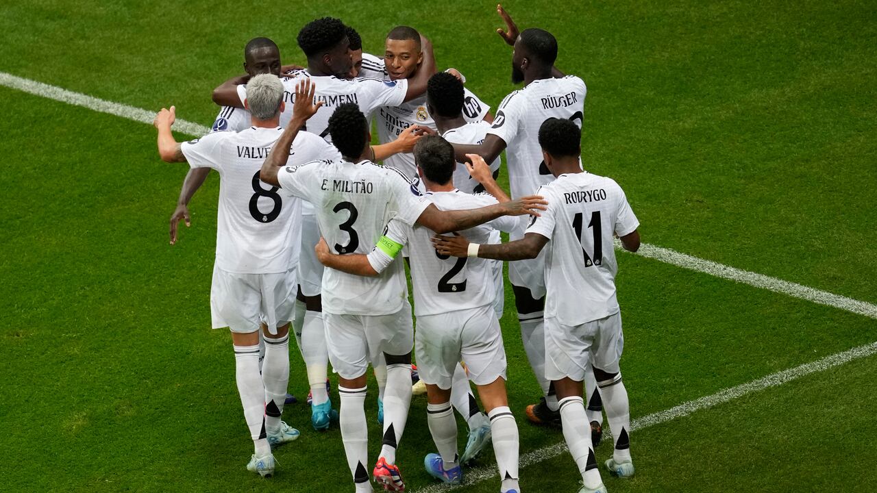 Real Madrid festeja el primer título de la temporada.