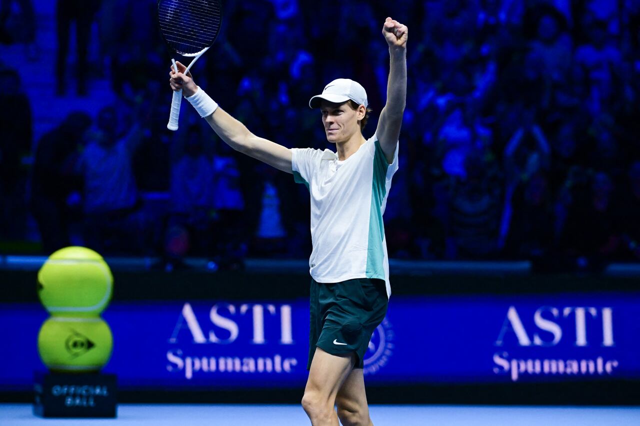 Djokovic pierde ante el local Sinner y se complica en el Masters