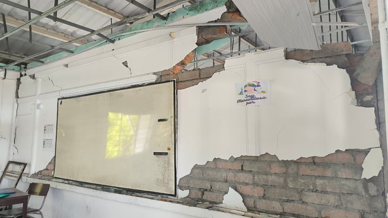Fachada del bloque más antiguo de la Institución Educativa Belisario Peña Piñero, señalado para demolición total tras la evaluación estructural.