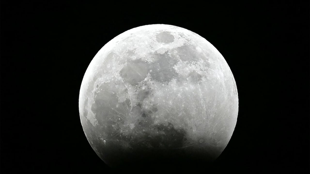 Fase inicial del eclipse vista desde Los Ángeles, California, en Estados Unidos, el 13 de marzo de 2025.