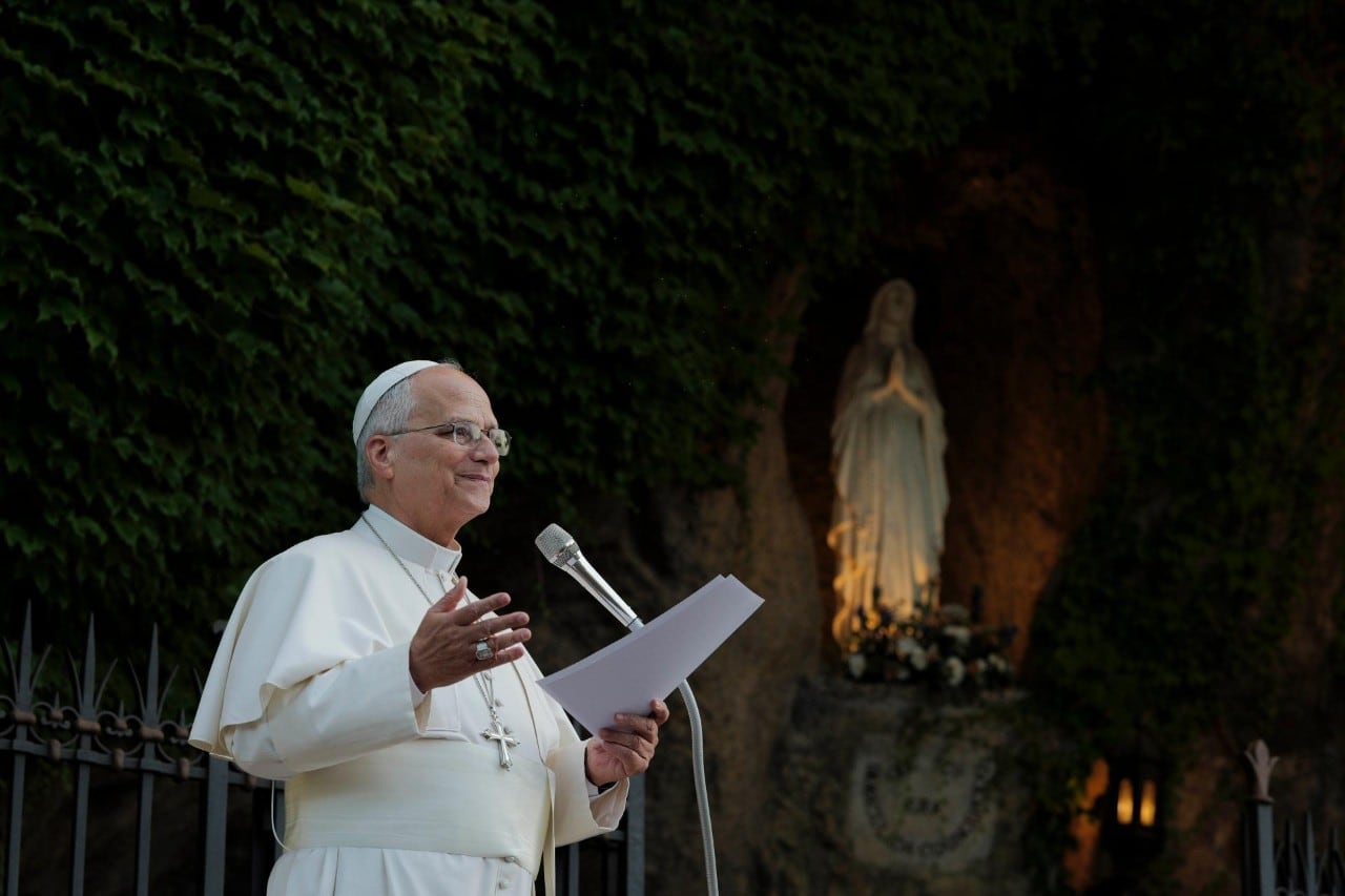 El Santo Padre saluda a los artistas y comisarios reunidos en el Vaticano, a quienes exhortó a renovar la alianza entre la Iglesia y el mundo de la cultura. Foto: Vatican Media