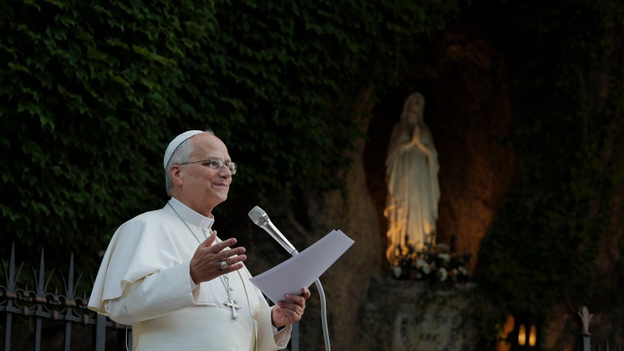 El Santo Padre saluda a los artistas y comisarios reunidos en el Vaticano, a quienes exhortó a renovar la alianza entre la Iglesia y el mundo de la cultura. Foto: Vatican Media