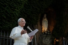 El Santo Padre saluda a los artistas y comisarios reunidos en el Vaticano, a quienes exhortó a renovar la alianza entre la Iglesia y el mundo de la cultura. Foto: Vatican Media