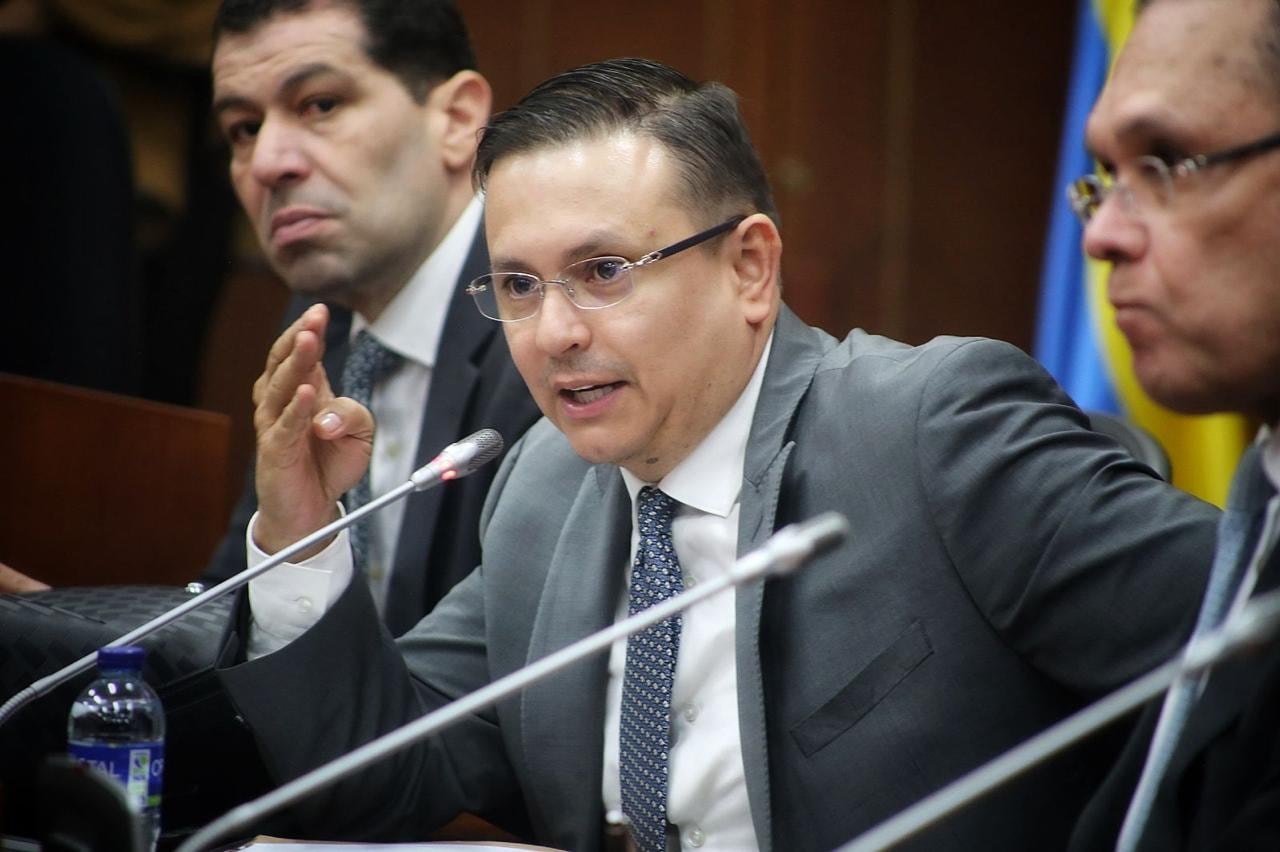 Congresista durante una intervención en una sesión del Congreso de la República.