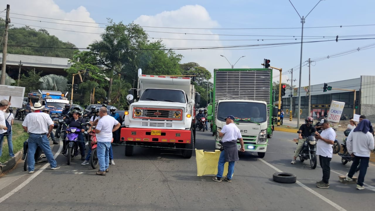 Bloqueada la vía Cali-Yumbo, a la altura del cruce a Dapa, por protestas relacionadas con el catastro
