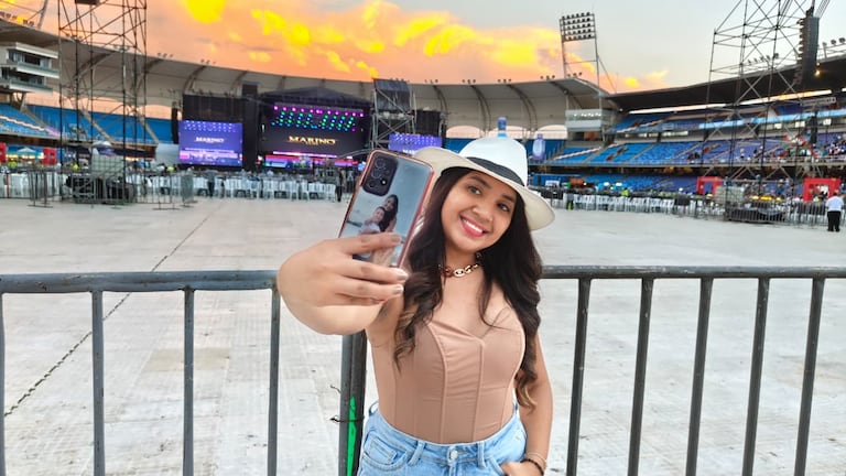 El público se toma fotos antes del inicio del concierto.