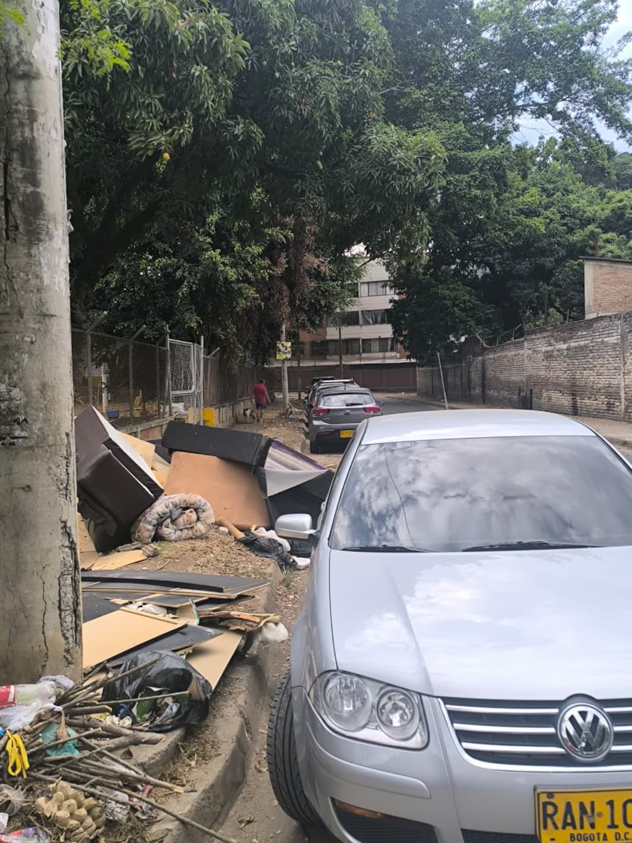 Muebles, sillas y bolsas de basura se extienden sobre la vía por donde transitan a diario los niños y padres de familia que asisten a las clases de fútbol, baloncesto, patinaje y voleibol.