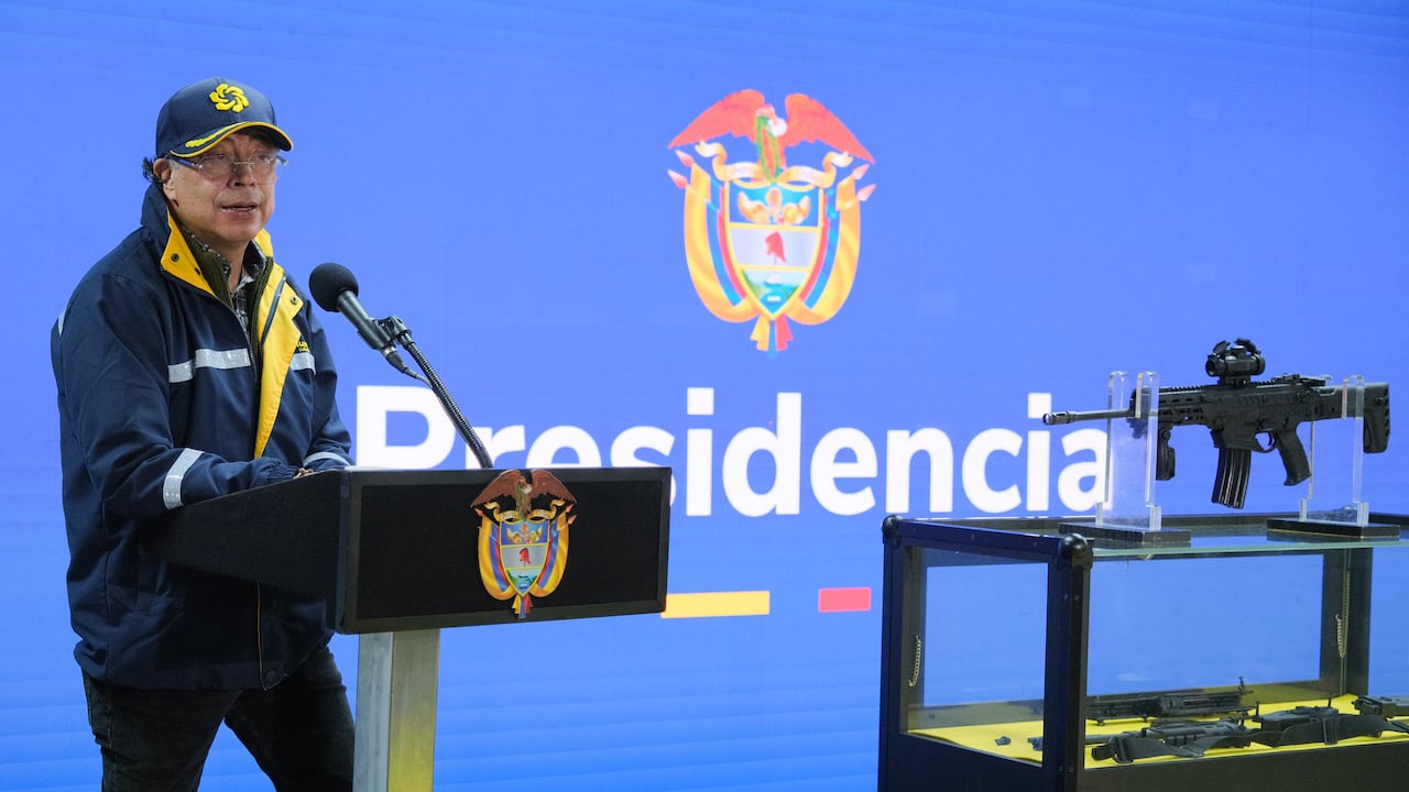 El presidente, Gustavo Petro, el 8 de mayo de 2026 en Soacha (Cundinamarca), presentando el fúsil bautizado como jaguar