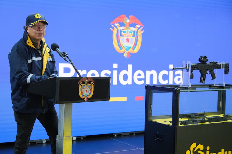 El presidente, Gustavo Petro, el 8 de mayo de 2026 en Soacha (Cundinamarca), presentando el fúsil bautizado como jaguar