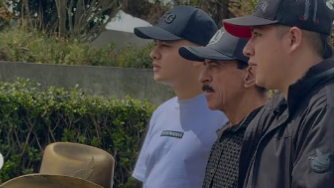 La familia del fallecido artista de música popular se reunió en el cementerio para develar un monumento dorado.
