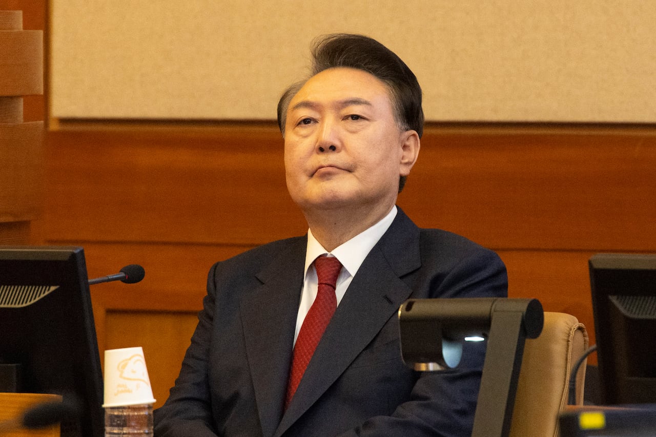 El presidente de Corea del Sur, Yoon Suk Yeol, en proceso de destitución, asiste a una audiencia de su juicio político en el Tribunal Constitucional de Seúl el 13 de febrero de 2025.